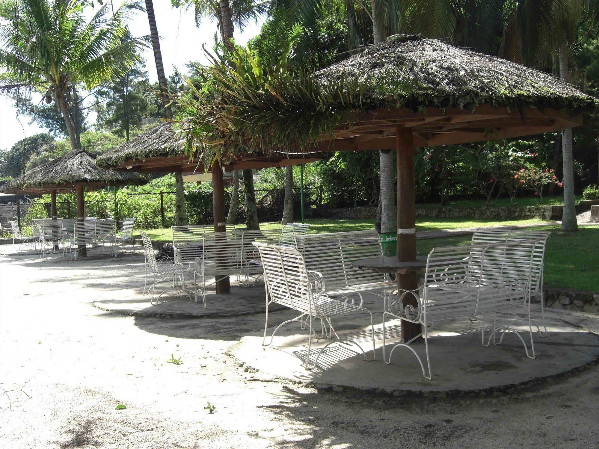 Hotel Pandu Lakeside Tuktuk Kültér fotó